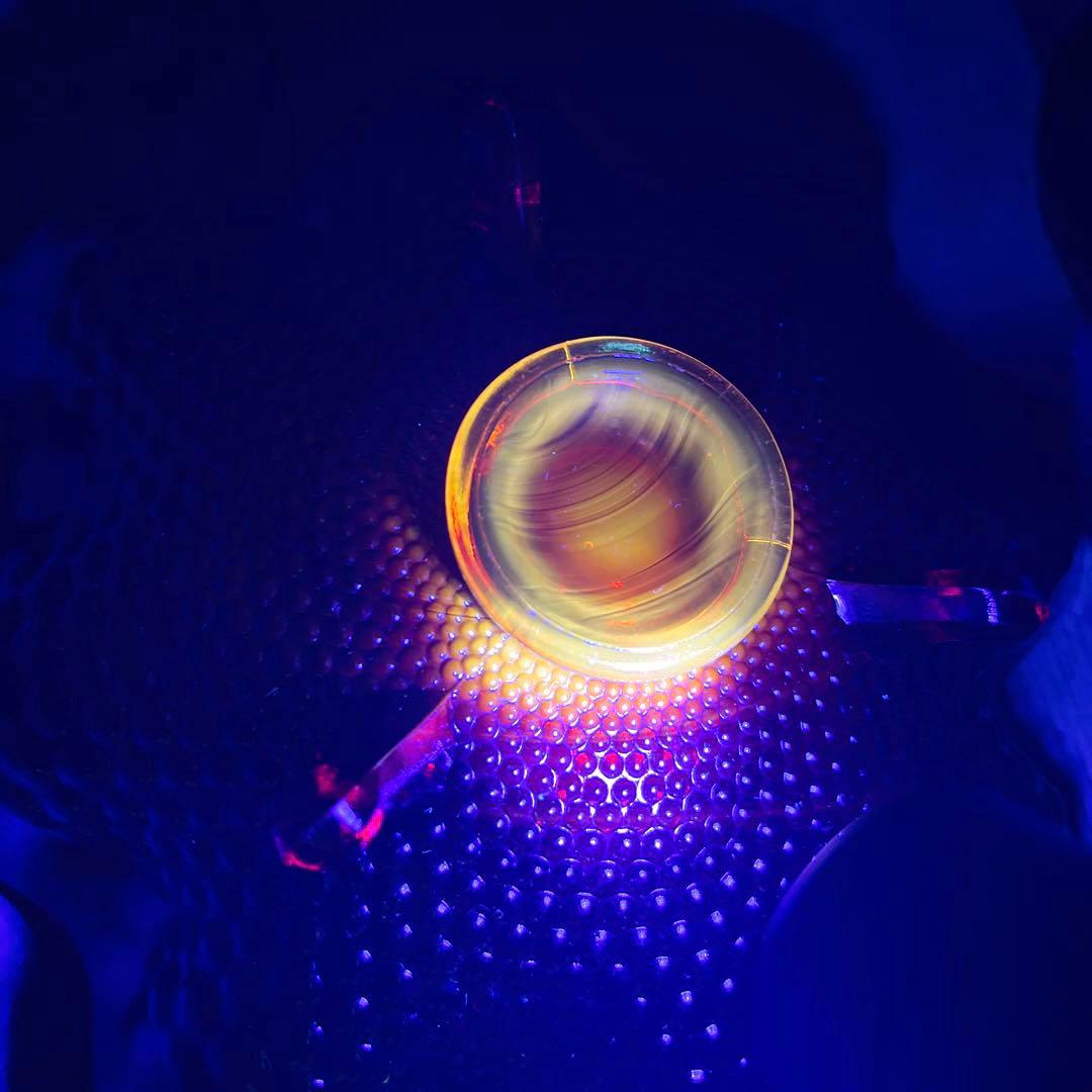 骨董　時代ガラス　霰プレス　三ツ脚付き　フリル　平鉢　菓子鉢　コンポート　ウラン