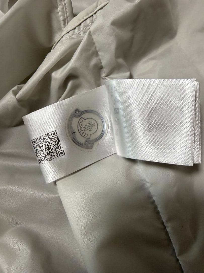 モンクレール ホワイトナイロンジャケット