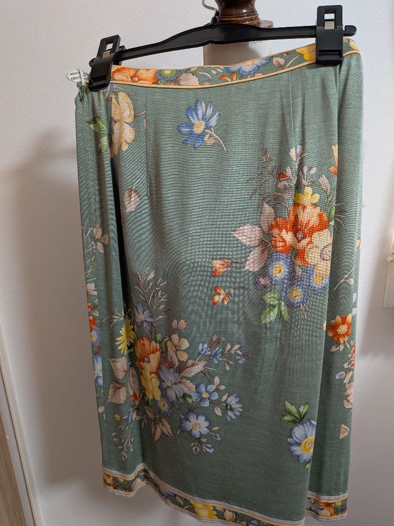 【超美品】レオナールLEONARD 花柄グリーン(若草色)セットアップ