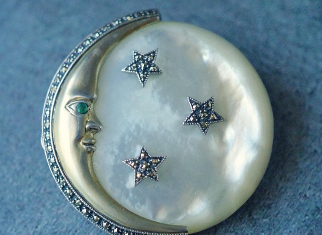 アメリカンヴィンテージ マザーオブパール エメラルドの瞳を持つ月 ブローチ 希少