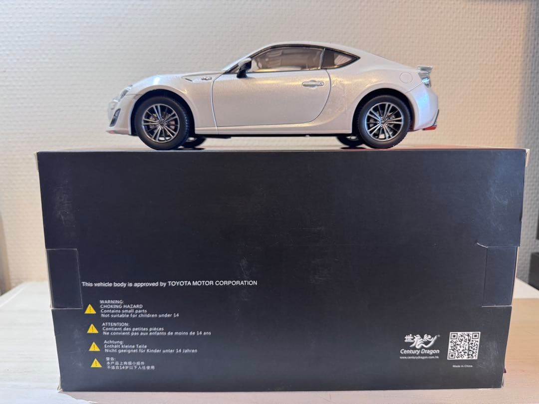 トヨタ86 ミニカー 白　 1/18