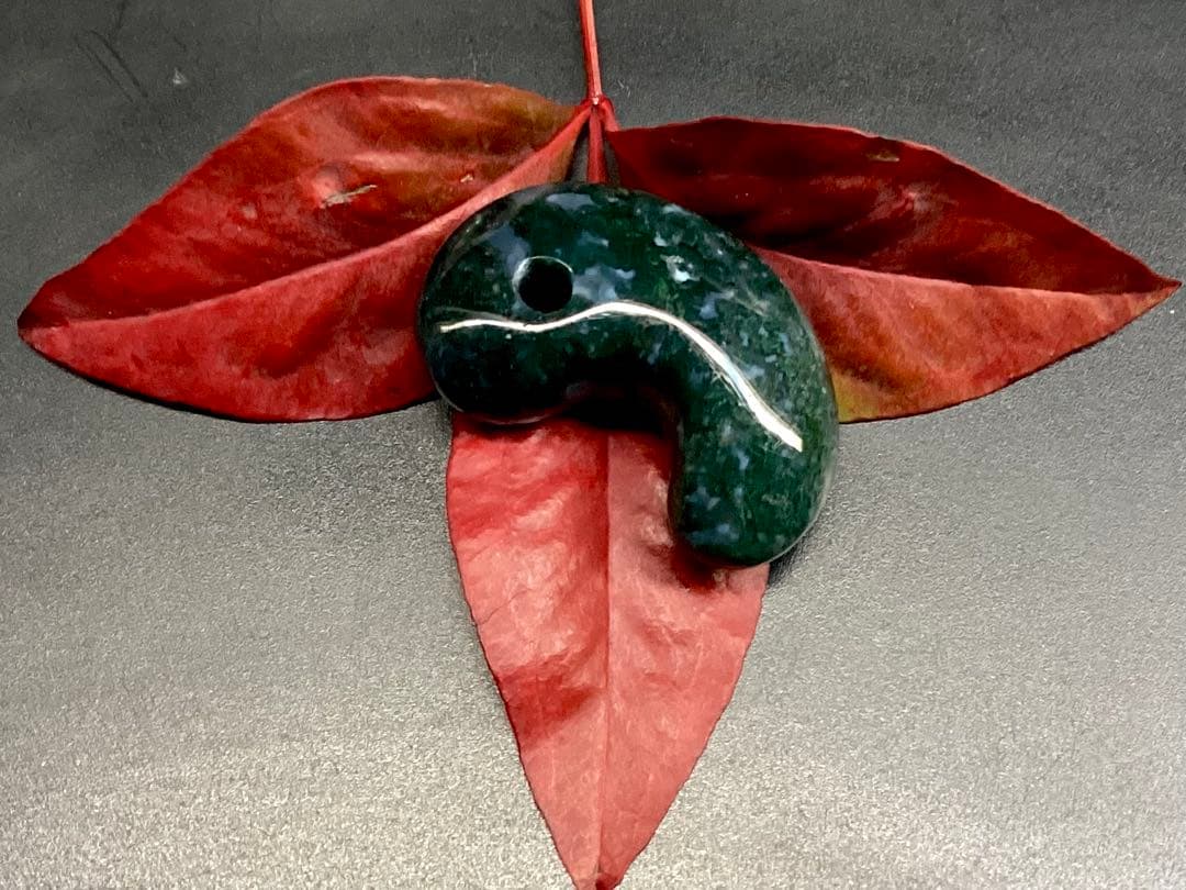 ✳最上位‼️出雲石【碧玉】勾玉　浮き草*雪輪のW文様入りのコレクション展示品お宝‼️