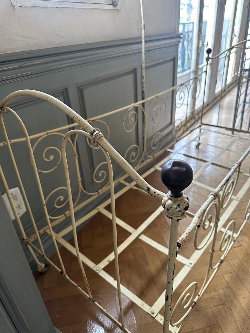 【蚤の市】ベビーベット　アイアン製クリーム色ベッドフレーム　フランス