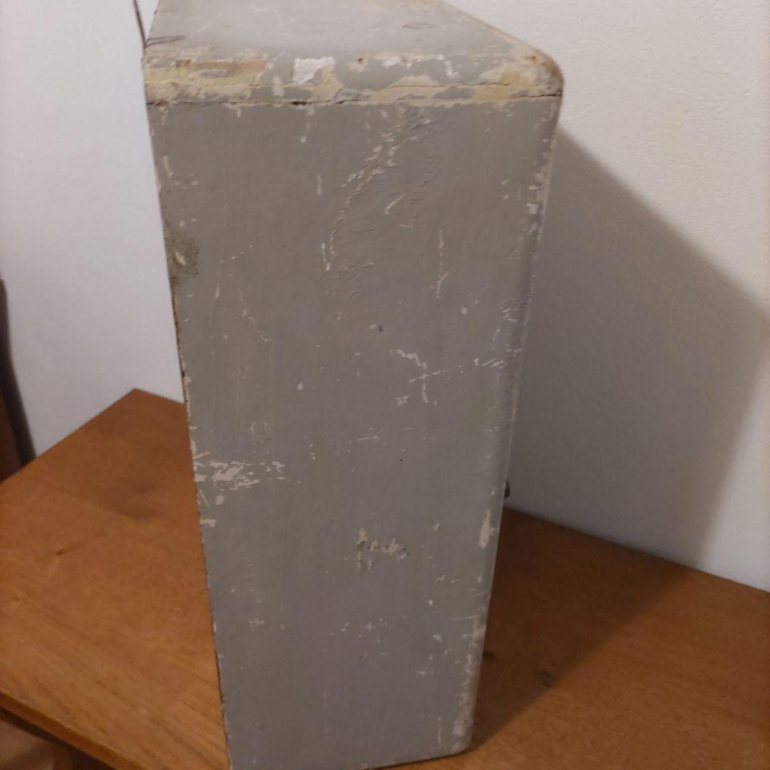 グレーの木製扉付き収納ボックス