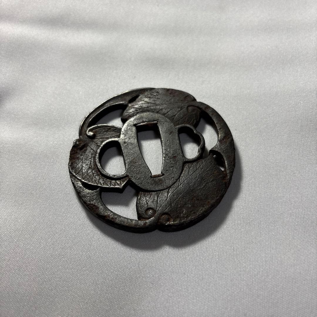 葉模様の鉄製鍔　越前住記内作　葵　葉　三つ葉葵