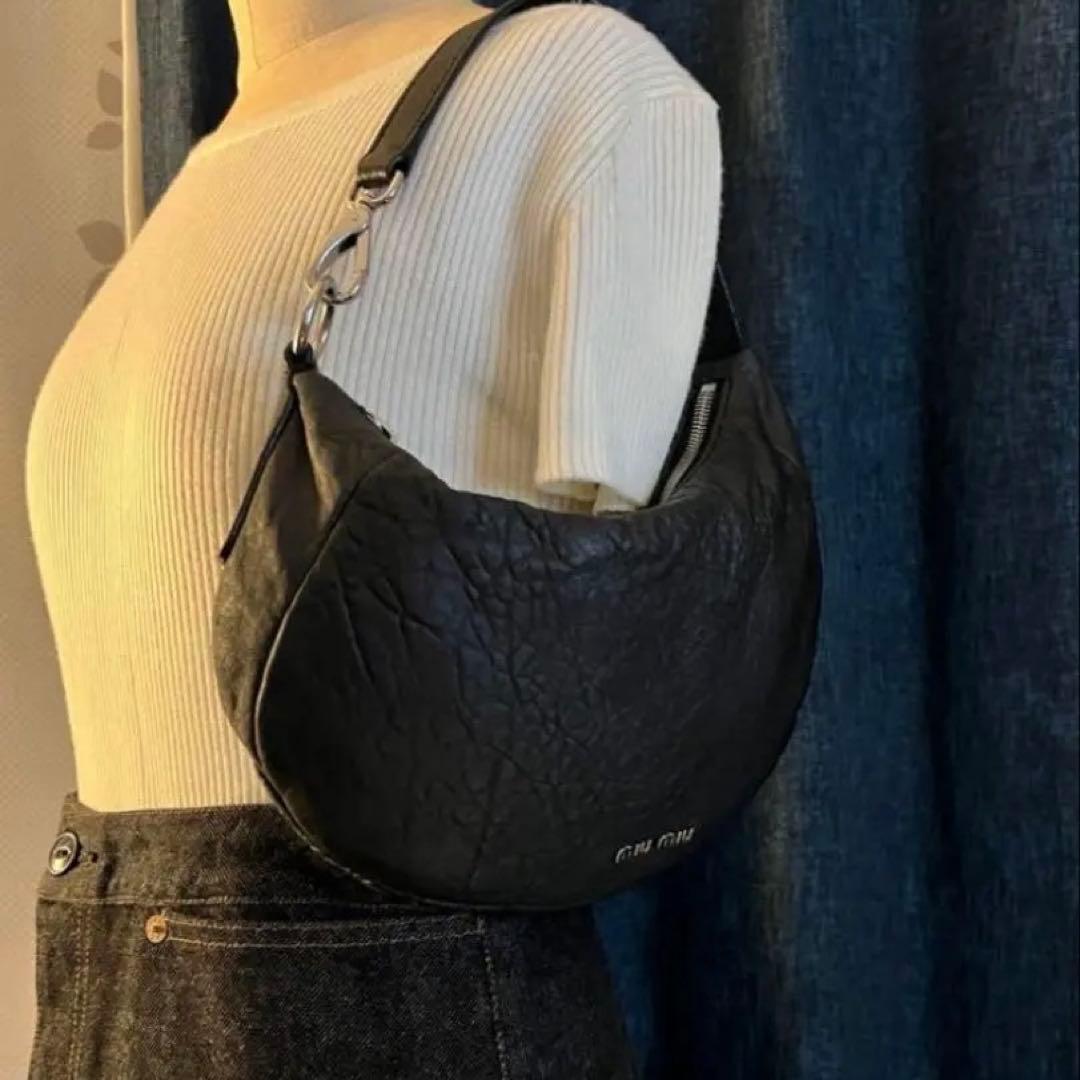 正規品　MIU MIU (ミュウミュウ)ブラック レザーショルダーバッグ　肩掛け