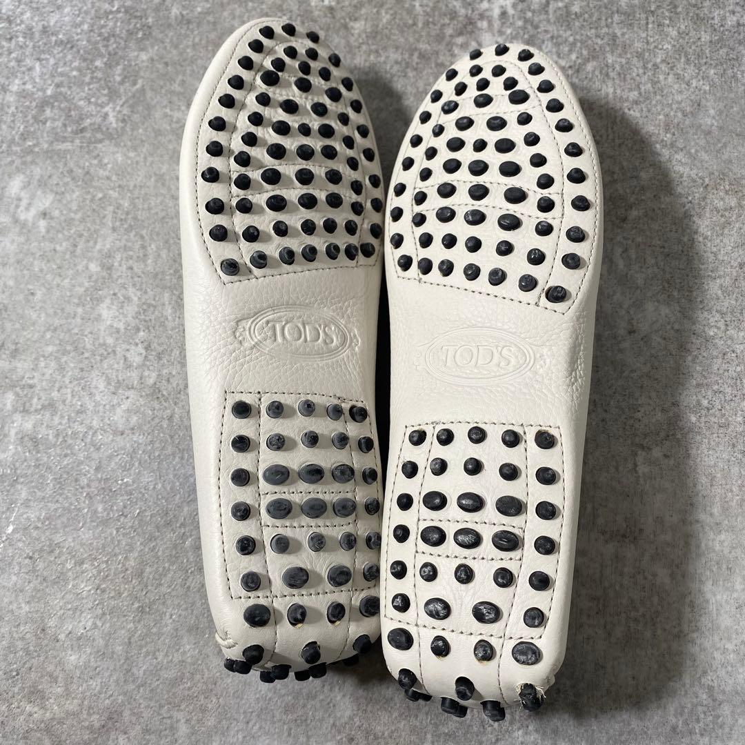 極美品　トッズ シティ ゴンミーニ レザー ドライビングシューズ　ホワイト