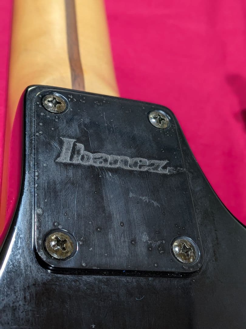 Ibanez ブラックエレキギター縄あり ギターケース付き