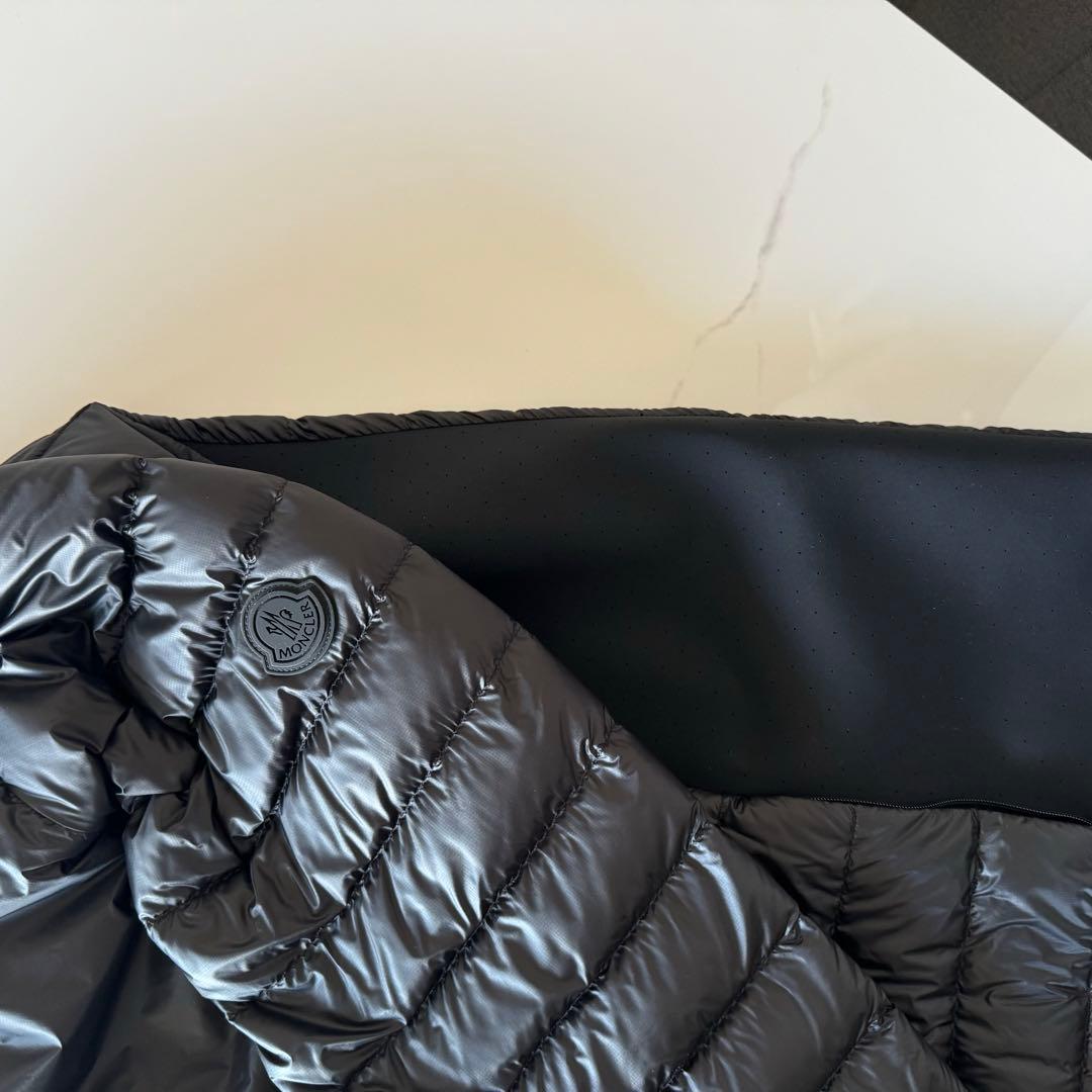値下げ中　MONCLER ブラック ライトダウンジャケット