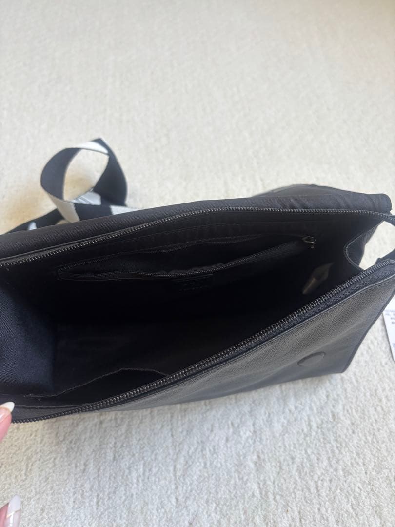 ear PAPILLONNER 本革　ボディバック