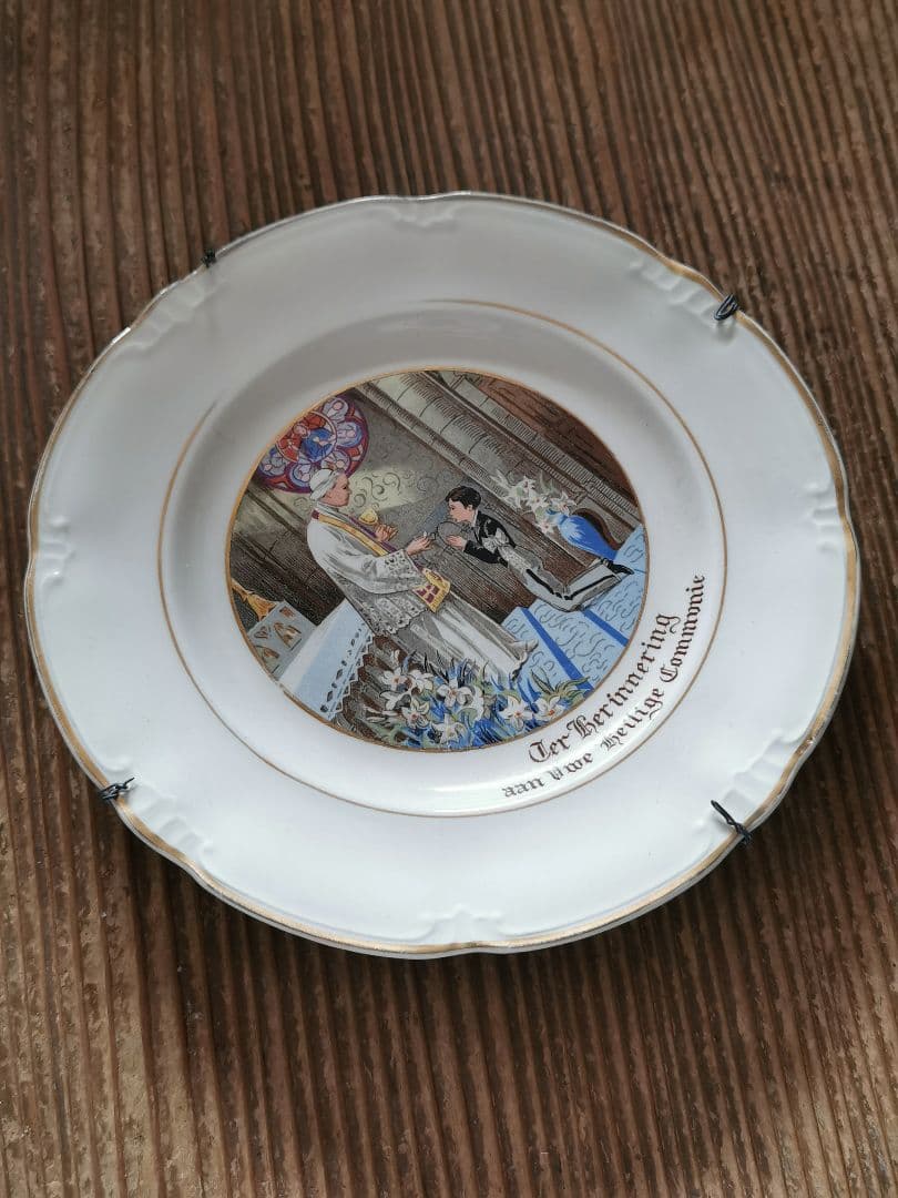 アンティーク ベルギー ボッホ 少年の初聖体拝領記念プレート 飾り皿 ワイヤー付