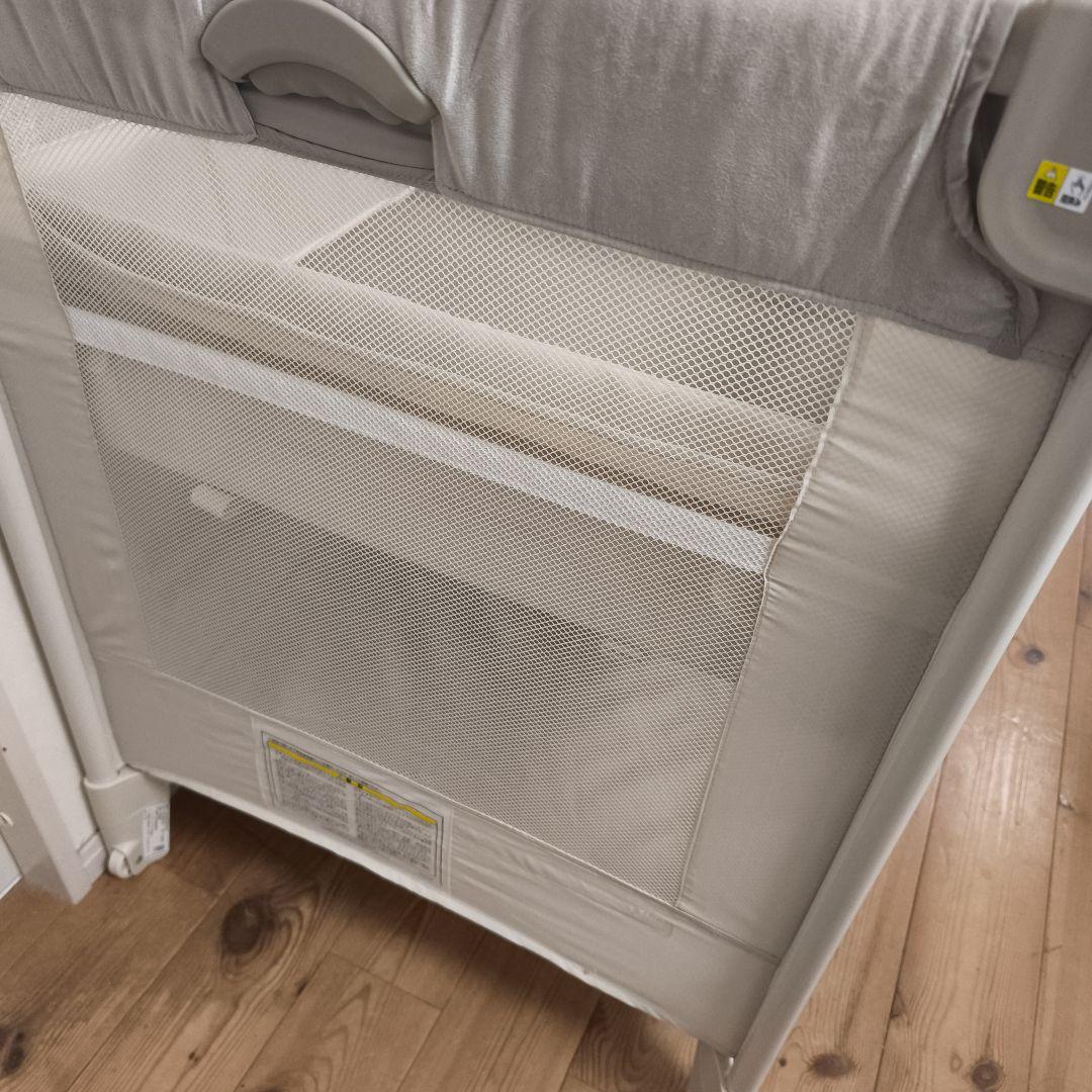 アップリカ ココネルエアープラスAB ベビーベッド　ホワイトベージュ