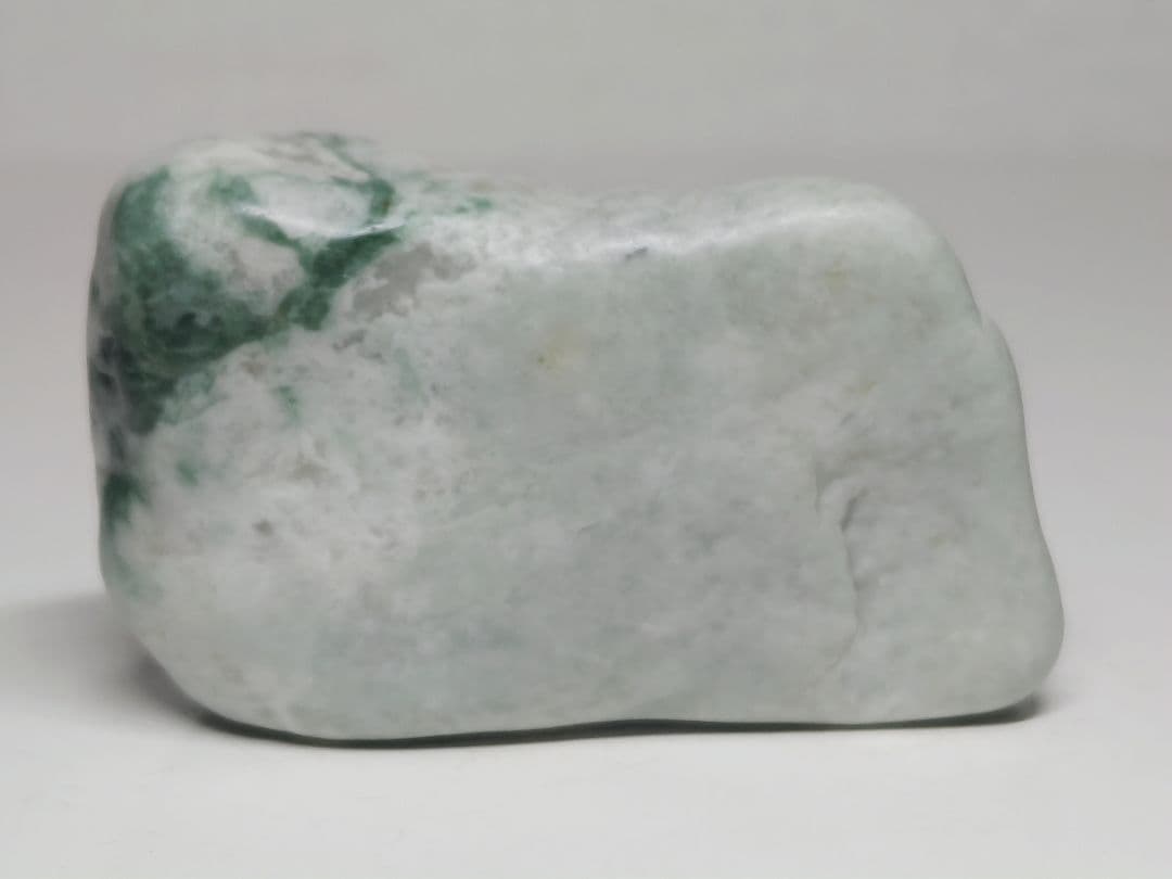 濃緑 140g 翡翠 ヒスイ 原石 鑑賞石 自然石 誕生石 鉱物 鉱石 水石