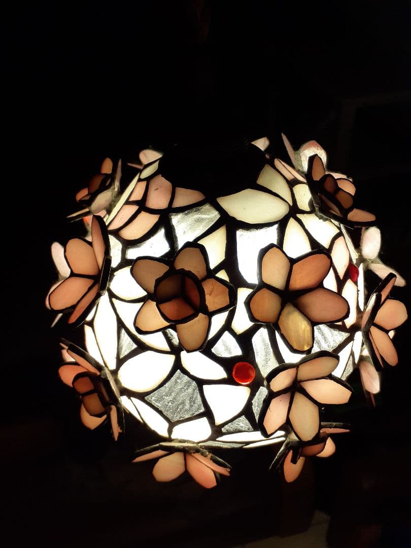 春にぴったりの艶やかで桜の花びらを散りばめた様な可愛らしいペンダントライト