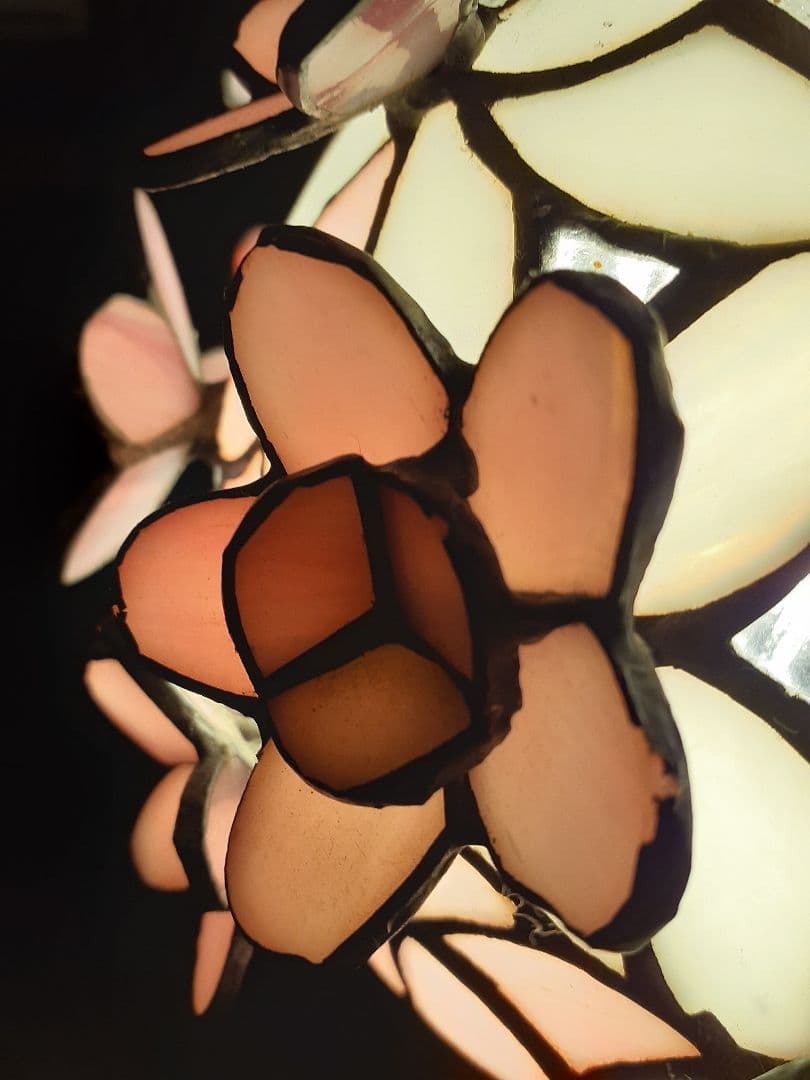 春にぴったりの艶やかで桜の花びらを散りばめた様な可愛らしいペンダントライト